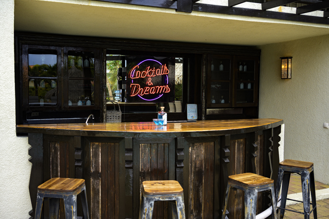 Cocktails & Dreams pool bar at Bayside Hill