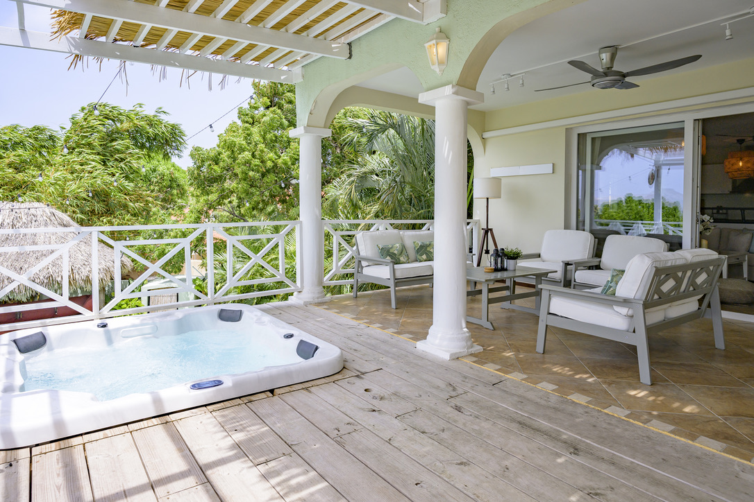 Hot tub and covered terrace lounge at Happy Hideaway